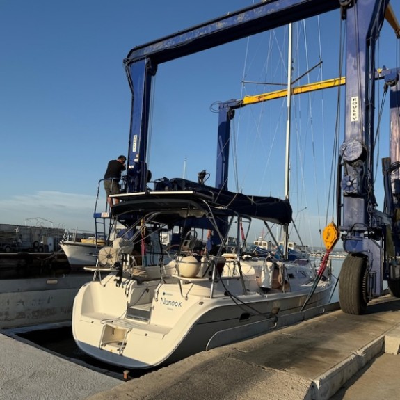 L'art de la manutention de bateau au cœur d'un port privé méditerranéen